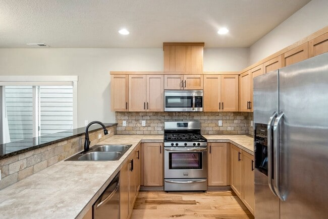 Building Photo - Bright, clean 3-bdrm/2.5-bath home in Beth...