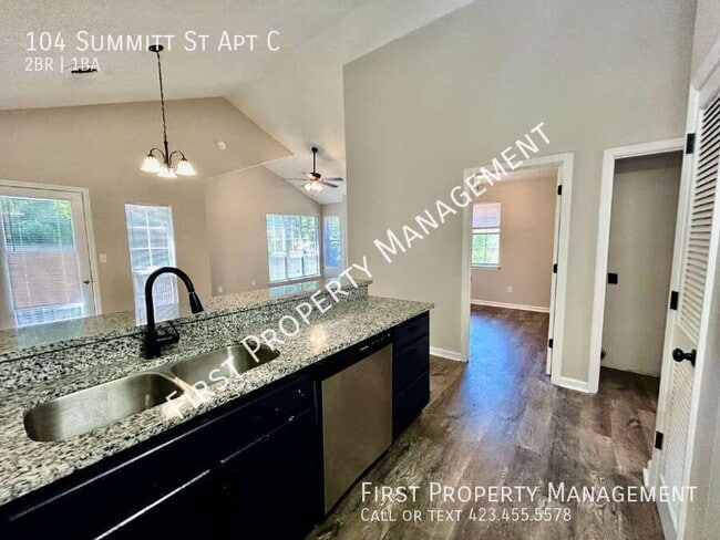 Building Photo - 104 Summitt St