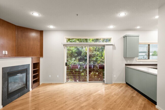 Building Photo - Beautiful 2 Bedroom Townhome in N Portland