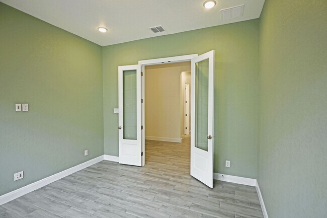 Building Photo - 1434 Oaklawn Dr