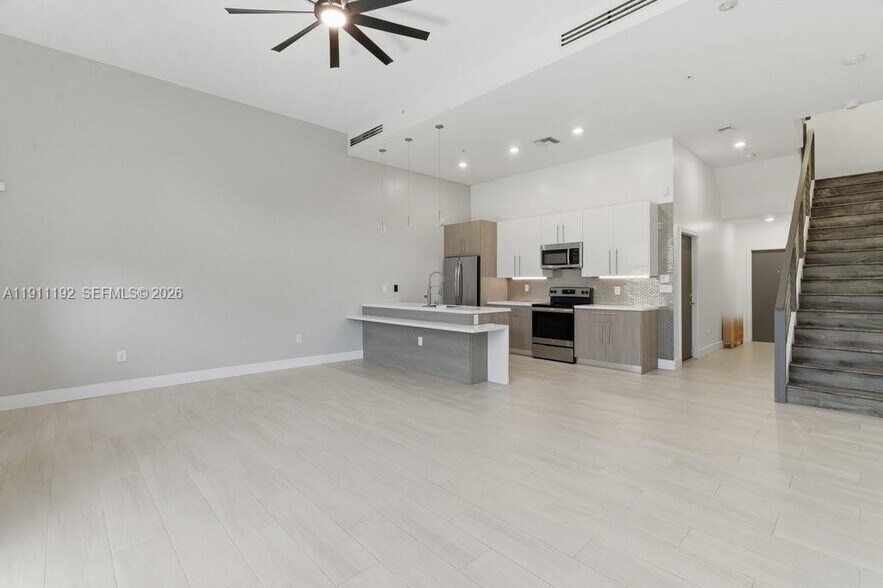 Building Photo - 913 NW 45th Ter