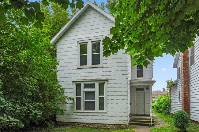 Primary Photo - NEW LISTING -5 BEDROOM HOUSE!