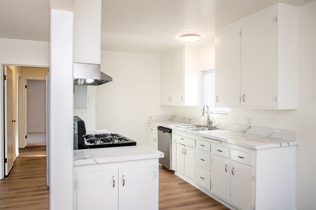 Building Photo - 730 E Magnolia Blvd