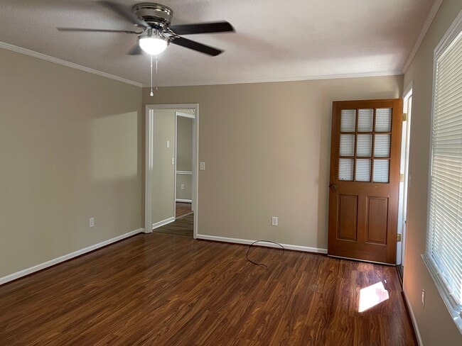Building Photo - Beautiful 3 bed, 2 bath brick home located...