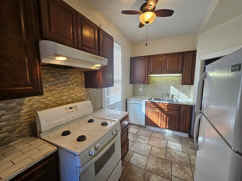 Building Photo - 286 Western Ave