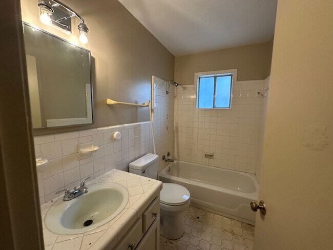 Building Photo - 2005 20th St