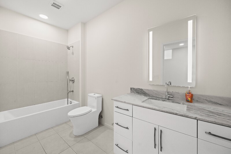 Building Photo - 806 Olympic St