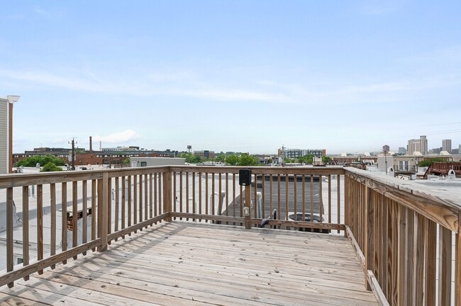 Building Photo - Bright & Immaculate 2 Bed · 3 Bath