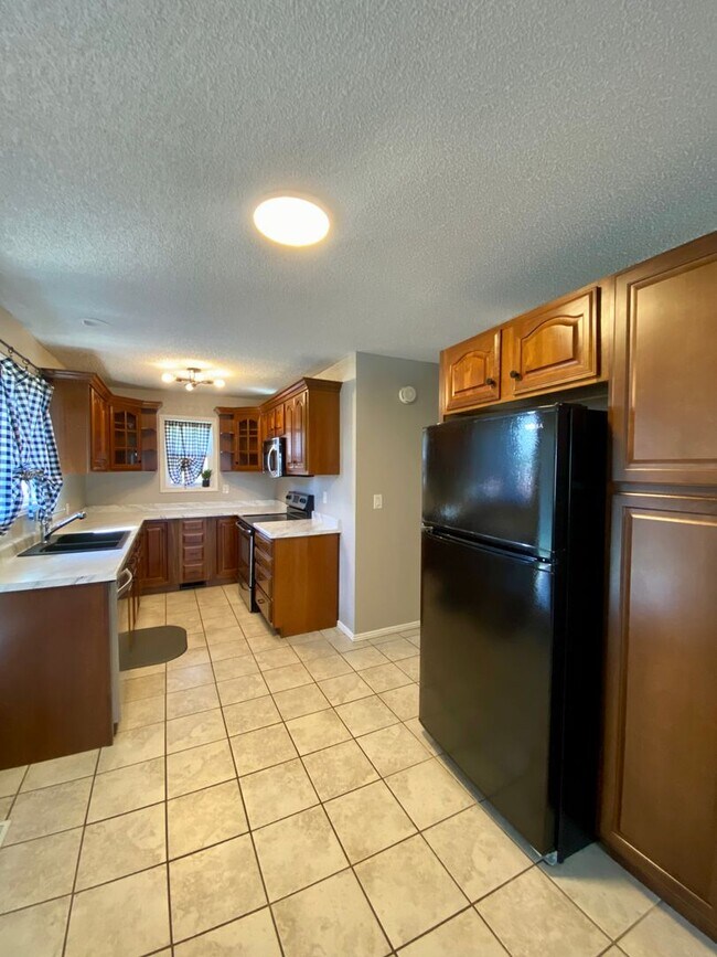 Building Photo - Beautifully Maintained Central 4 Bedroom. ...
