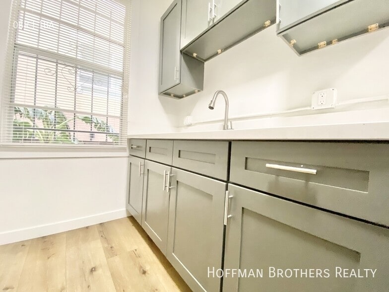 Building Photo - 960 S Oxford Ave