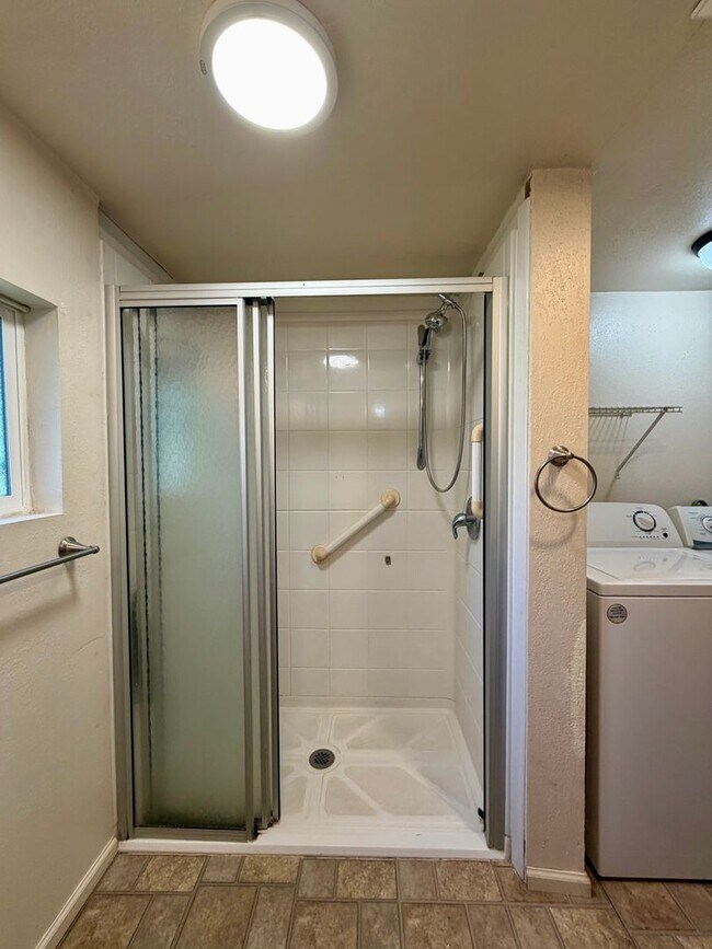 Building Photo - Cozy 3BR Home with Fenced Yard – Available Now!