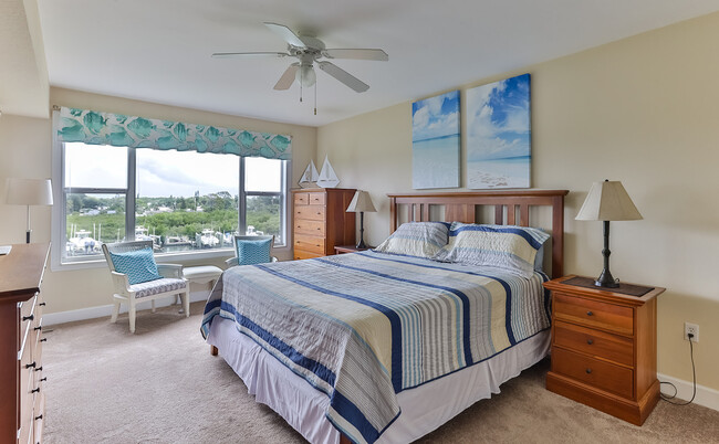 HUGE master bedroom - 432 Bouchelle Dr