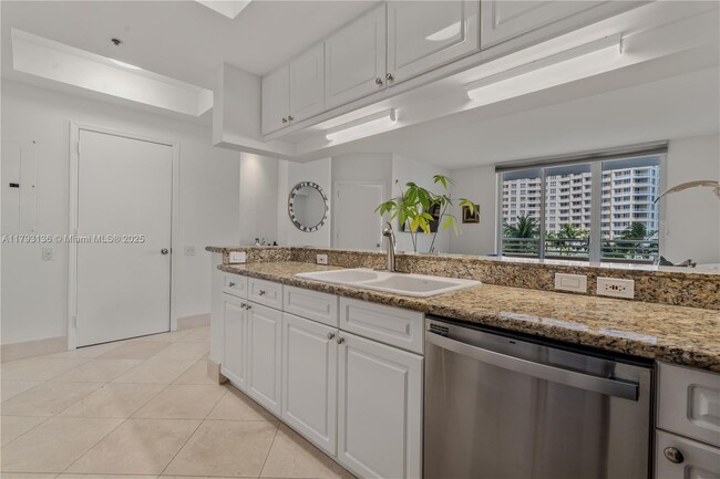 Building Photo - 808 Brickell Key Dr
