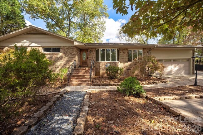 Building Photo - 203 Ewing Dr