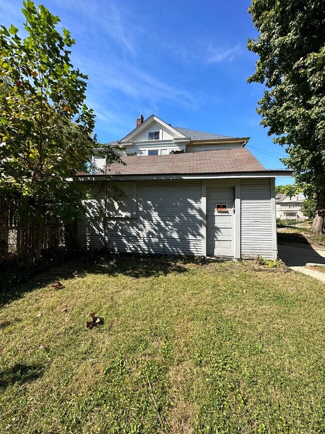 Building Photo - NORWOOD - Immaculate 1 bed efficiency unit on top floor of 4 family