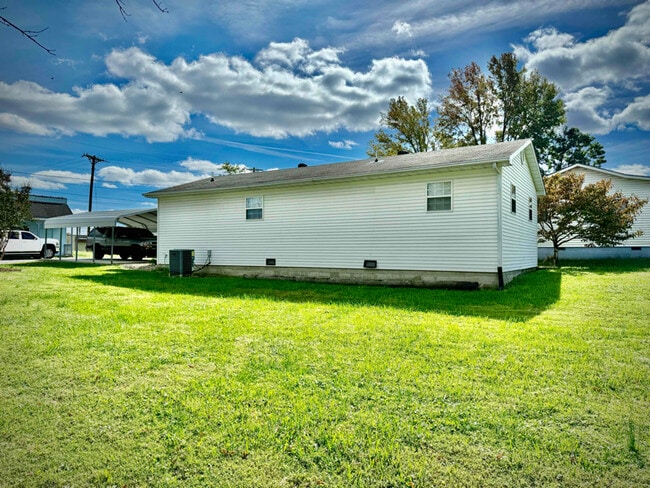 Building Photo - 73 Dan St