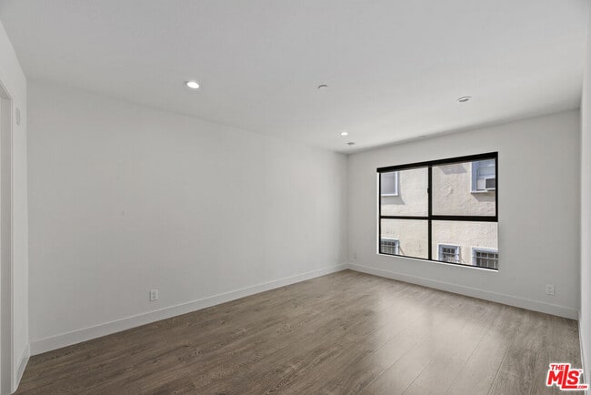 Building Photo - 725 N Alfred St