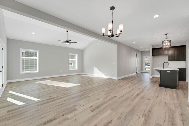 Building Photo - Hickory Village 55 Plus, LLC - 3700 E Cherry St Springfield, MO 65809