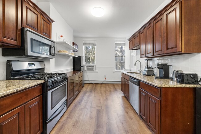 Building Photo - 208 7th St