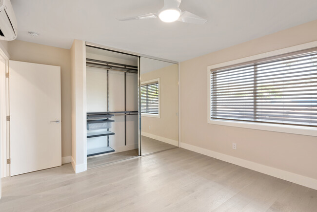Building Photo - Thalia Beach Apartments
