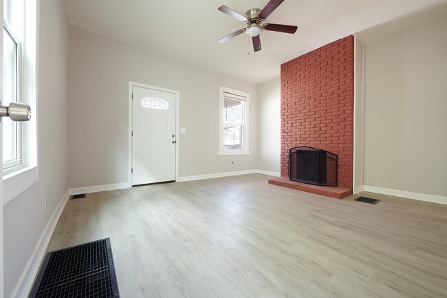 First floor bedroom with lots of natural light - 2354 Victor St