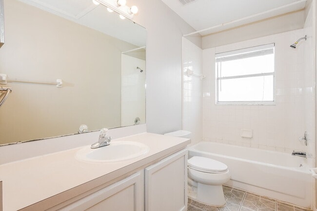 Building Photo - 985 Eagles Forrest Dr