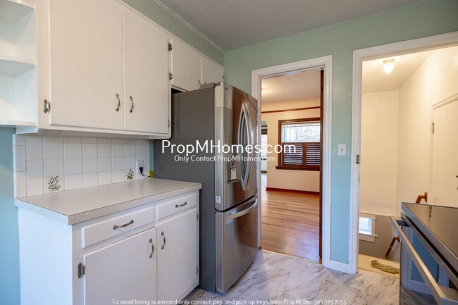 Building Photo - 4 Bedroom in the Heart of Sellwood! Fenced Backyard and Huge Basement!