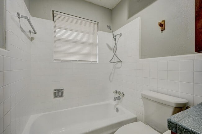 Building Photo - 3 bed 1 bath home in Mustang,OK