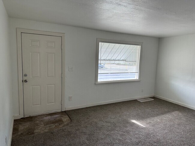 Building Photo - 3 Bed 1 Bath Shadle Park Home - Large Garage