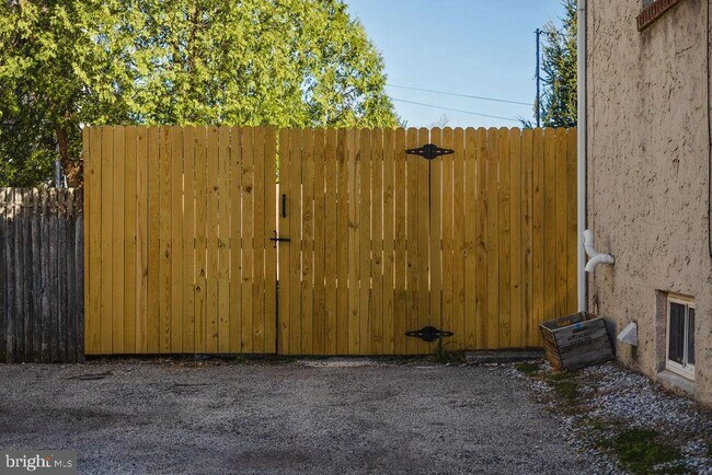 Building Photo - 203 E Rosedale Ave