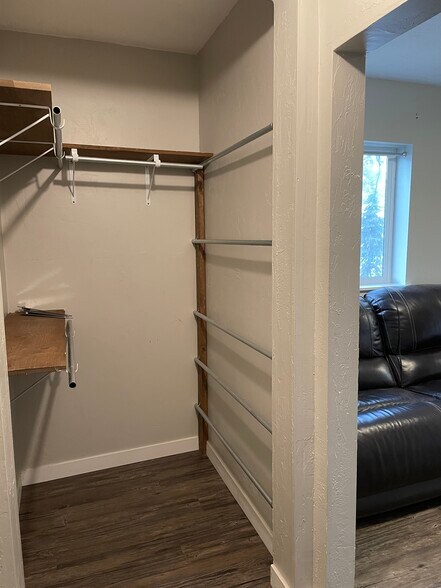 Building Photo - 209 W Barnes Rd