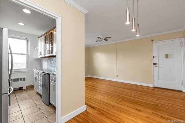 Building Photo - 275 Maple Ave