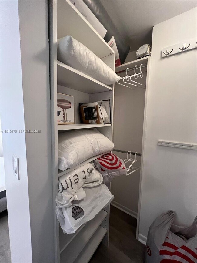 Building Photo - 540 Brickell Key Dr