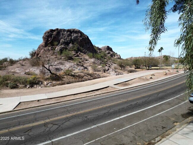 Building Photo - 3 Bedroom 2 Bathroom near ASU! I