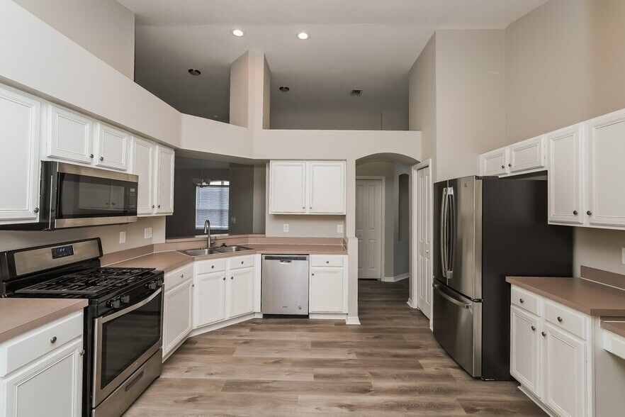 Building Photo - 6814 Monarch Park Dr