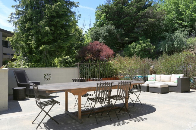 Courtyard - Pineridge