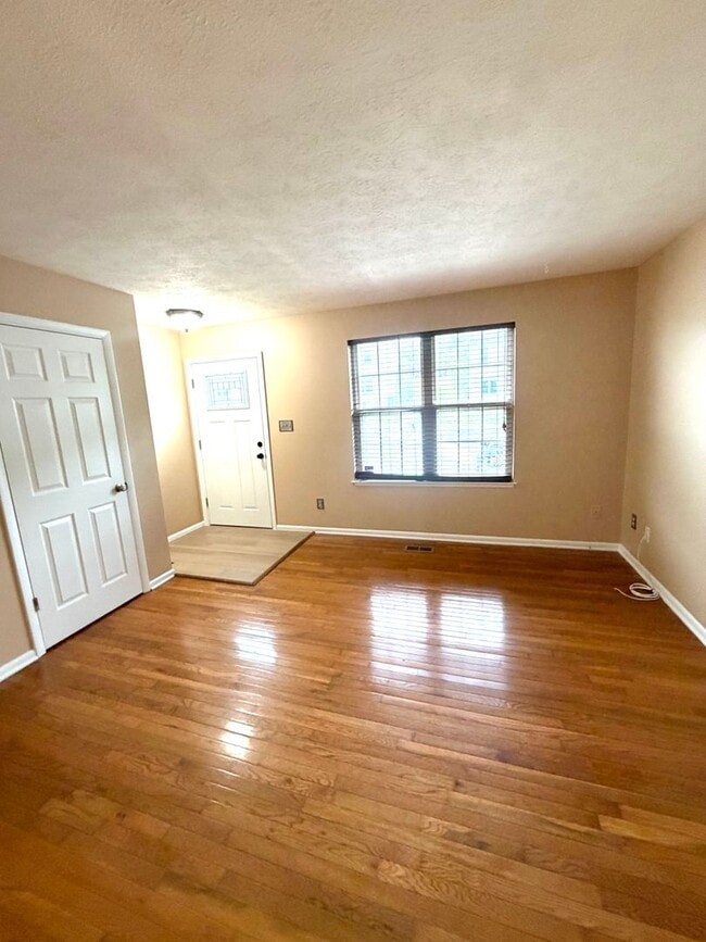 Building Photo - Edgewood 2 Bedroom End of Group For Rent!