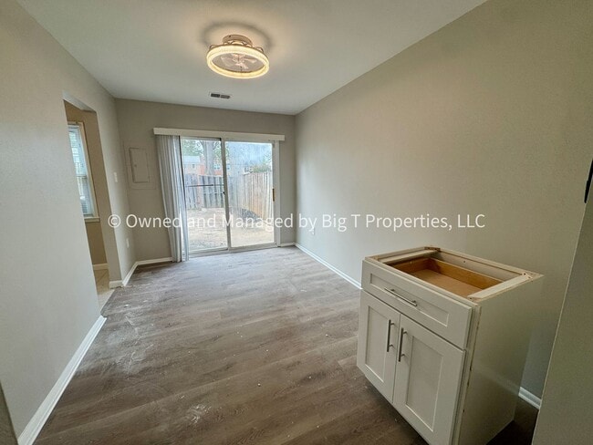 Building Photo - Coming soon* Cute Townhouse between Woodbr...