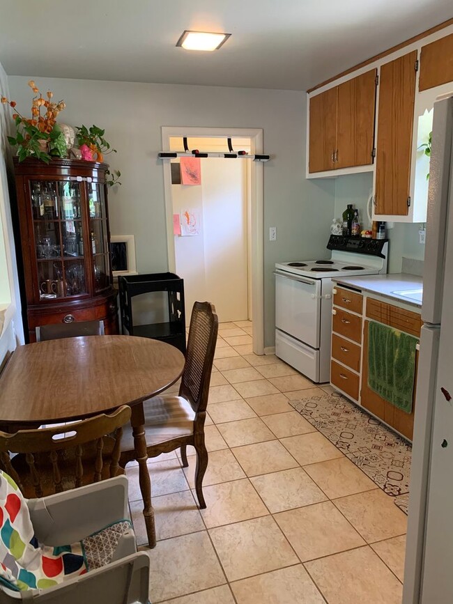 Building Photo - Charming Midvale Heights Ranch