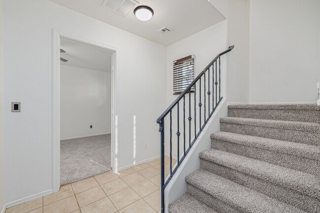 Building Photo - Newly updated townhouse with 2 car garage!