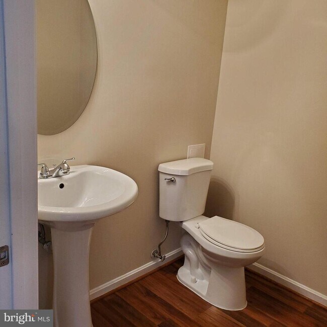 Building Photo - 800 Larkspur Ct