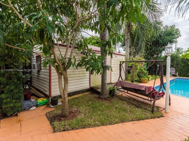 Building Photo - 5524 Garfield St