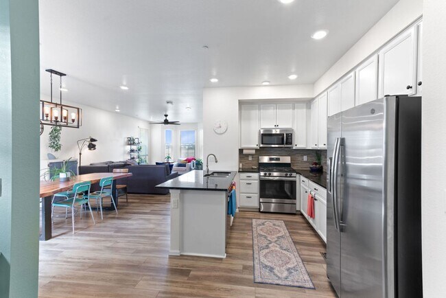 Building Photo - Beautiful 2 bedroom, 2.5 bath townhome in Mosaic