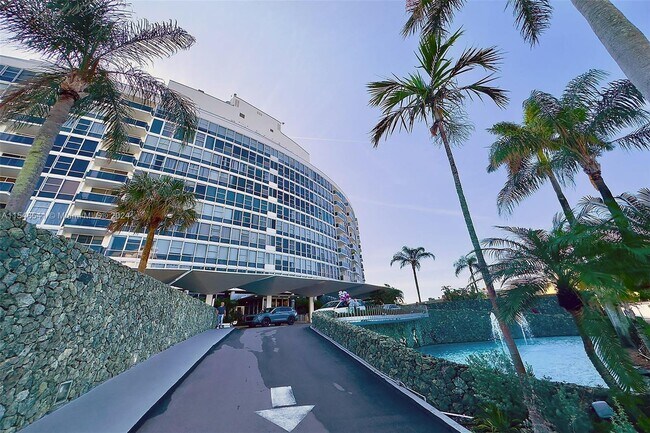 Building Photo - 900 Bay Dr