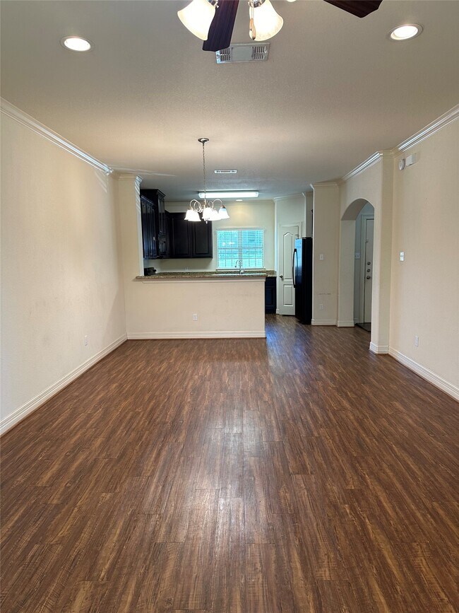 Building Photo - 210 S Tesch St