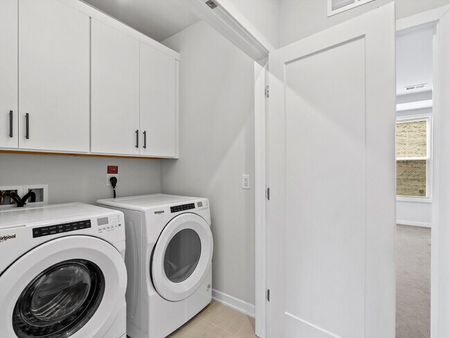 Building Photo - "Modern Living Awaits: Spacious 2-Bed, 2.5-Bath Townhouse in the Heart of McLean!"