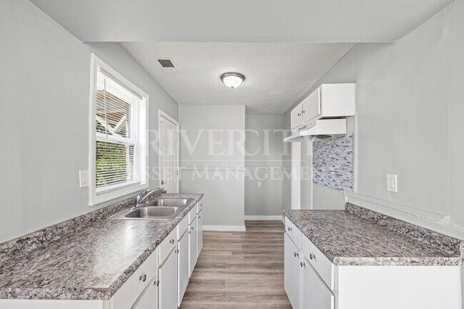 Building Photo - A Must SEE 4-Bedroom / 2-Full Bathroom!!!!...