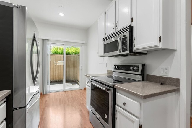Building Photo - Spacious 2BR/2.5BA Townhome in Prime Milpi...