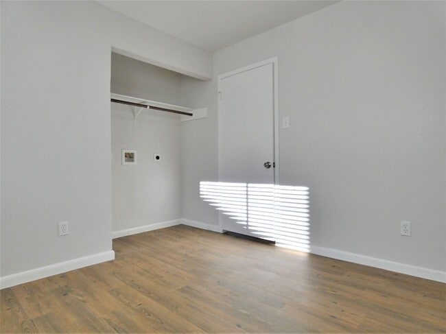 Building Photo - 606 Golfview Dr