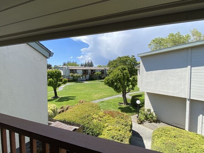 Building Photo - 1016 Eleanor Ave